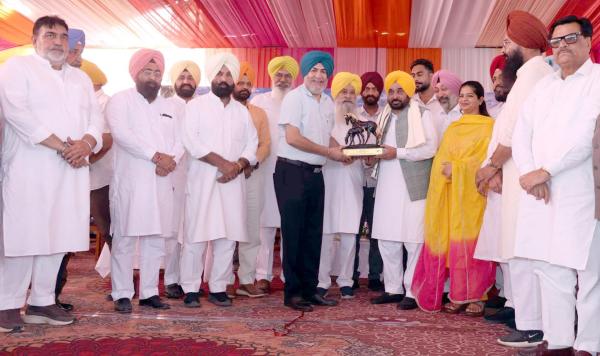 Dr. JPS Gill Presented Memento to S. Bhagwant Singh Mann, CM, Punjab 
